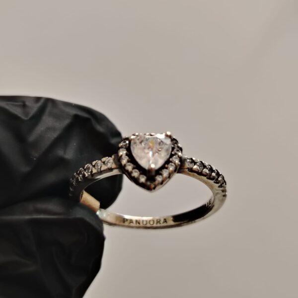 Anillo de plata pandora con incrustación de corazón grande biselado y pequeñas circonias al rededor