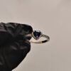 Anillo de plata pandora con incrustación de corazón grande biselado y pequeñas circonias al rededor