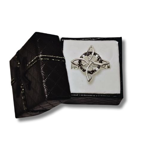 Anillo de marquesita nudo de bruja