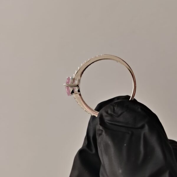 Anillo de plata con corazón de circonia corte diamante e incrustaciones a los lados