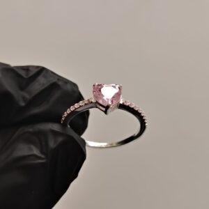Anillo de plata con corazón de circonia corte diamante e incrustaciones a los lados