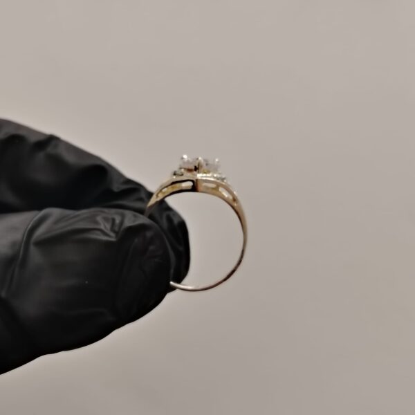 Anillo de plata con incrustación de corazón corte diamante biselado y detallado