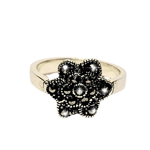 Anillo de plata en forma de con marquesita