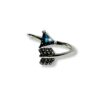 Anillo de plata negra y circonia con forma de flecha azul