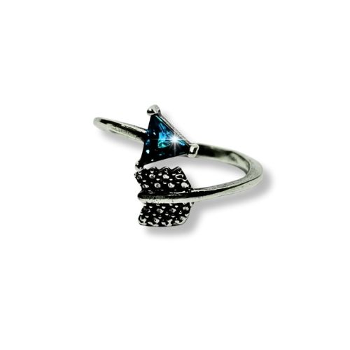 Anillo de plata negra y circonia con forma de flecha azul