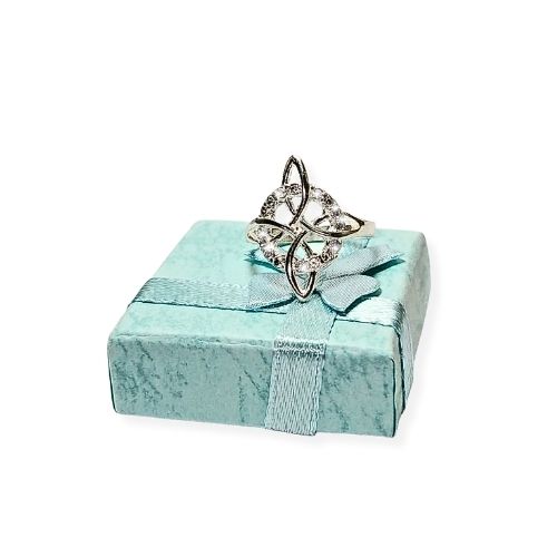 Anillo de plata nudo de bruja con circonia en medio