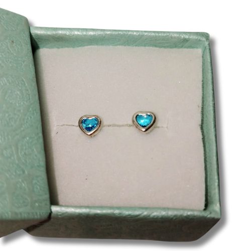 Arete broquel de plata biselado corazón con circonia azul