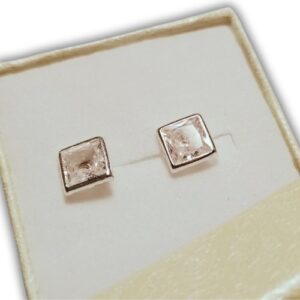 Arete broquel de plata biselado cuadrado con circonia blanca corte diamante