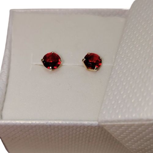 Arete broquel de plata circular con circonia roja