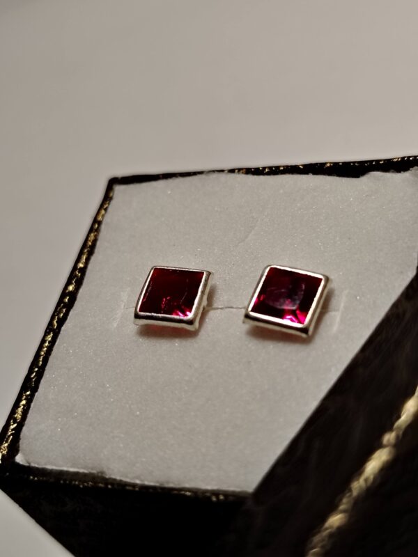 Arete broquel de plata color rojo biselado cuadrado