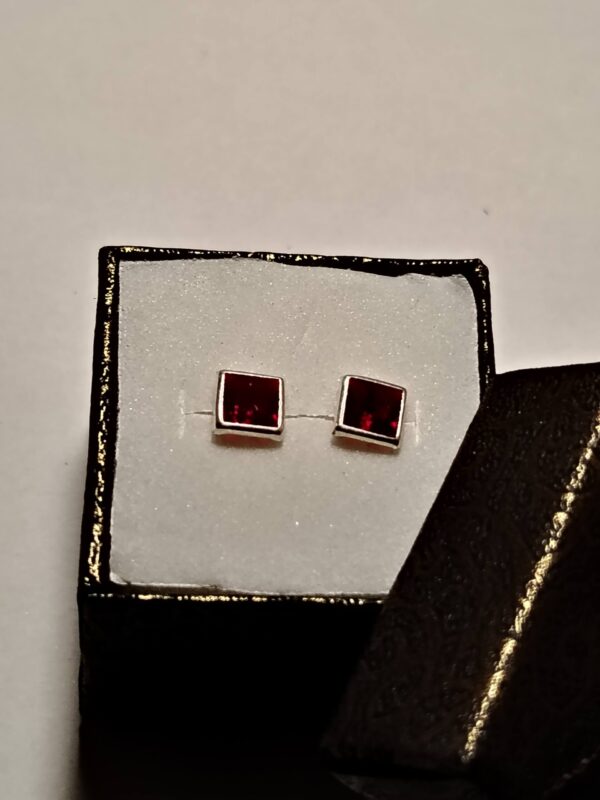 Arete broquel de plata color rojo biselado cuadrado