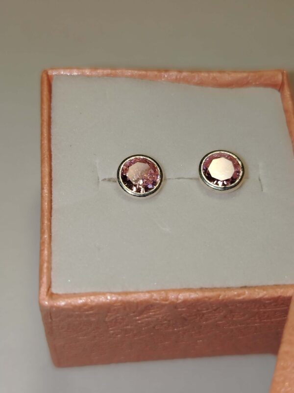 Arete broquel de plata color rosa biselado corte diamante