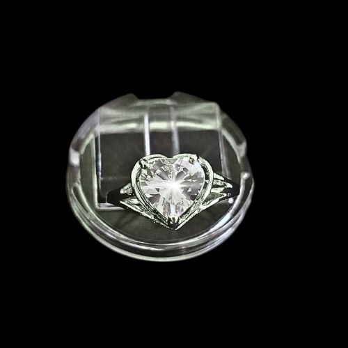 Anillo de compromiso con piedra corte corazón