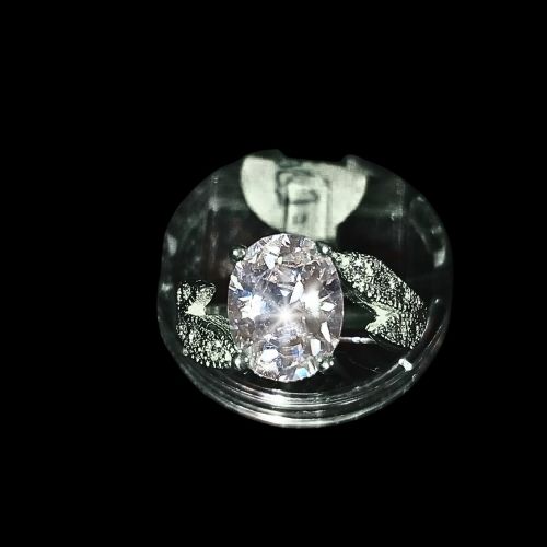 Anillo de compromiso con detalle en forma de hojas y microcirconias