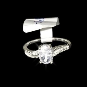 Anillo de compromiso ovalado con microcirconias