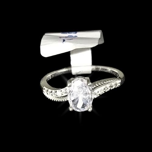 Anillo de compromiso ovalado con microcirconias