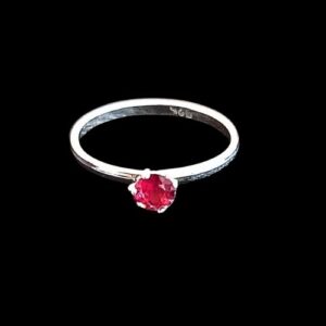 Anillo solitario color rojo