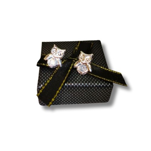 Broquel en forma de búho con circonia en el centro