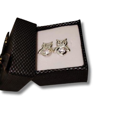 Broquel en forma de búho con circonia en el centro