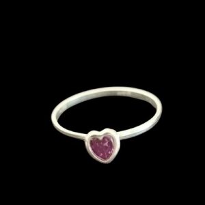 Anillo de corazón con circonia biselado morado