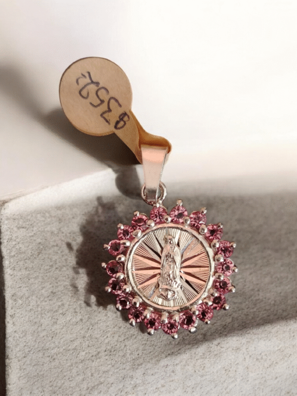 Dije de la virgencita con bordes de circonia rosa