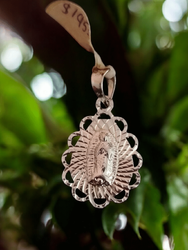 Dije de la virgencita con acabado simétrico