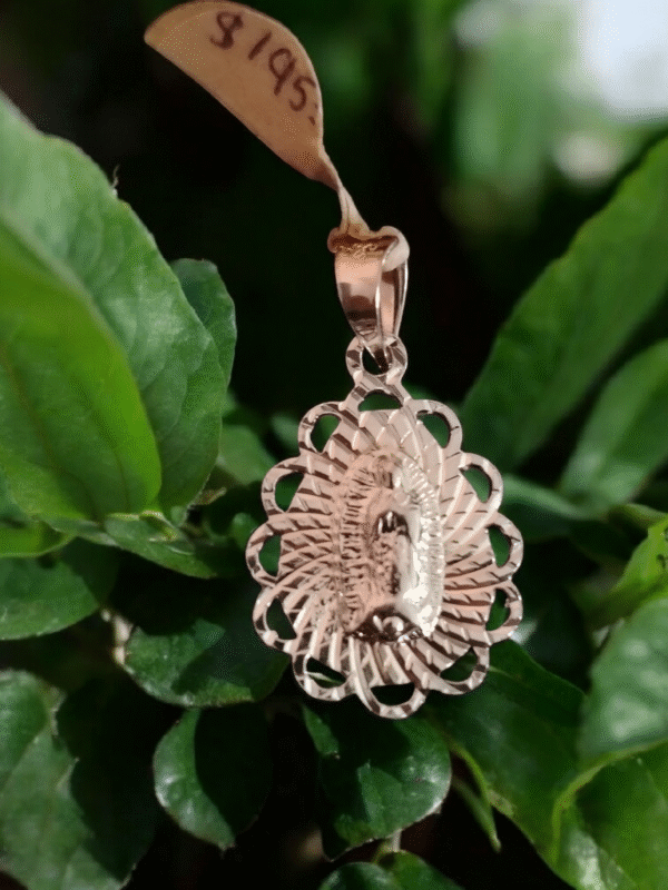 Dije de la virgencita con acabado simétrico