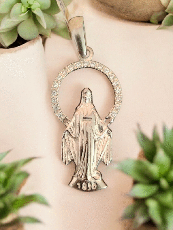 Dije de la Virgen de París